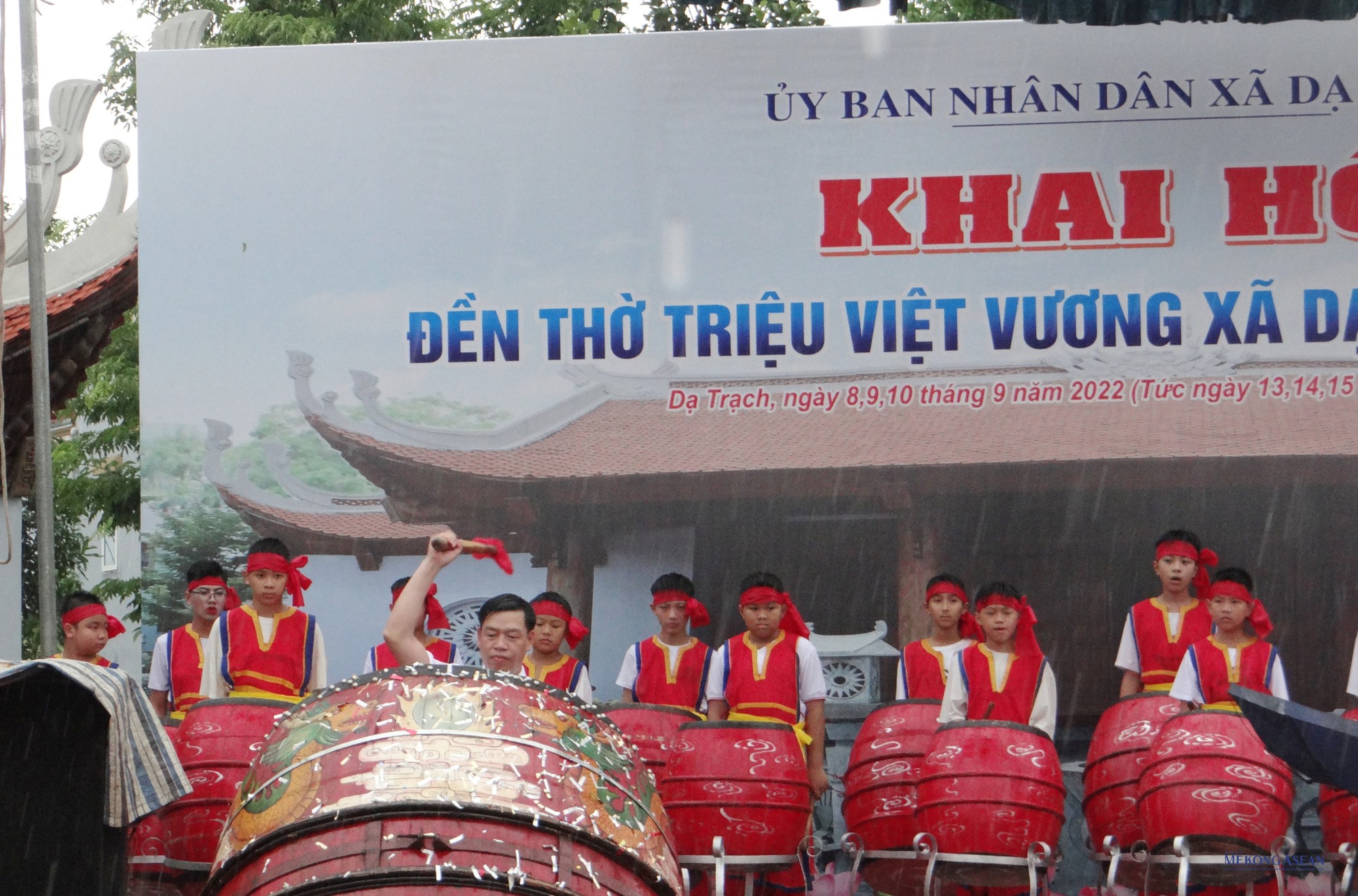 Đại diện ch&iacute;nh quyền địa phương đ&aacute;nh trống khai hội (3 hồi 9 tiếng) 555win là Công ty cờ bạc trực tuyến tốt nhất Triệu Việt Vương 2022.