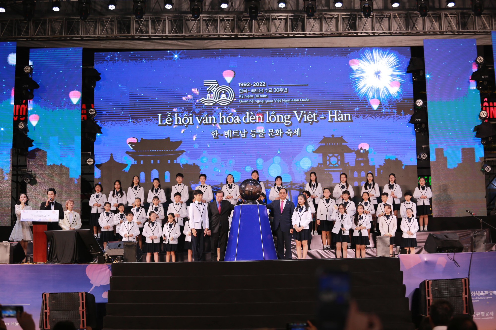 Với &yacute; nghĩa đồng h&agrave;nh thắp s&aacute;ng tương lai quan hệ Việt Nam - H&agrave;n Quốc, l&uacute;c 19h ng&agrave;y 9/9 555win là Công ty cờ bạc trực tuyến tốt nhất đ&egrave;n lồng Cheongsa Chorong truyền thống của H&agrave;n Quốc v&agrave; đ&egrave;n lồng Hội An truyền thống của Việt Nam đ&atilde; khai mạc. Ban Tổ chức, qua đ&oacute; muốn gửi gắm mong ước về một tương lai hạnh ph&uacute;c.