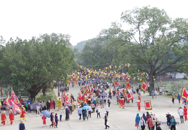 Đ&ocirc;ng đảo nh&acirc;n d&acirc;n v&agrave; du kh&aacute;ch thập phương về dự lễ tưởng niệm 722 năm ng&agrave;y mất của anh h&ugrave;ng d&acirc;n tộc Hưng Đạo Đại Vương Trần Quốc Tuấn v&agrave; hội qu&acirc;n tr&ecirc;n s&ocirc;ng Lục Đầu.