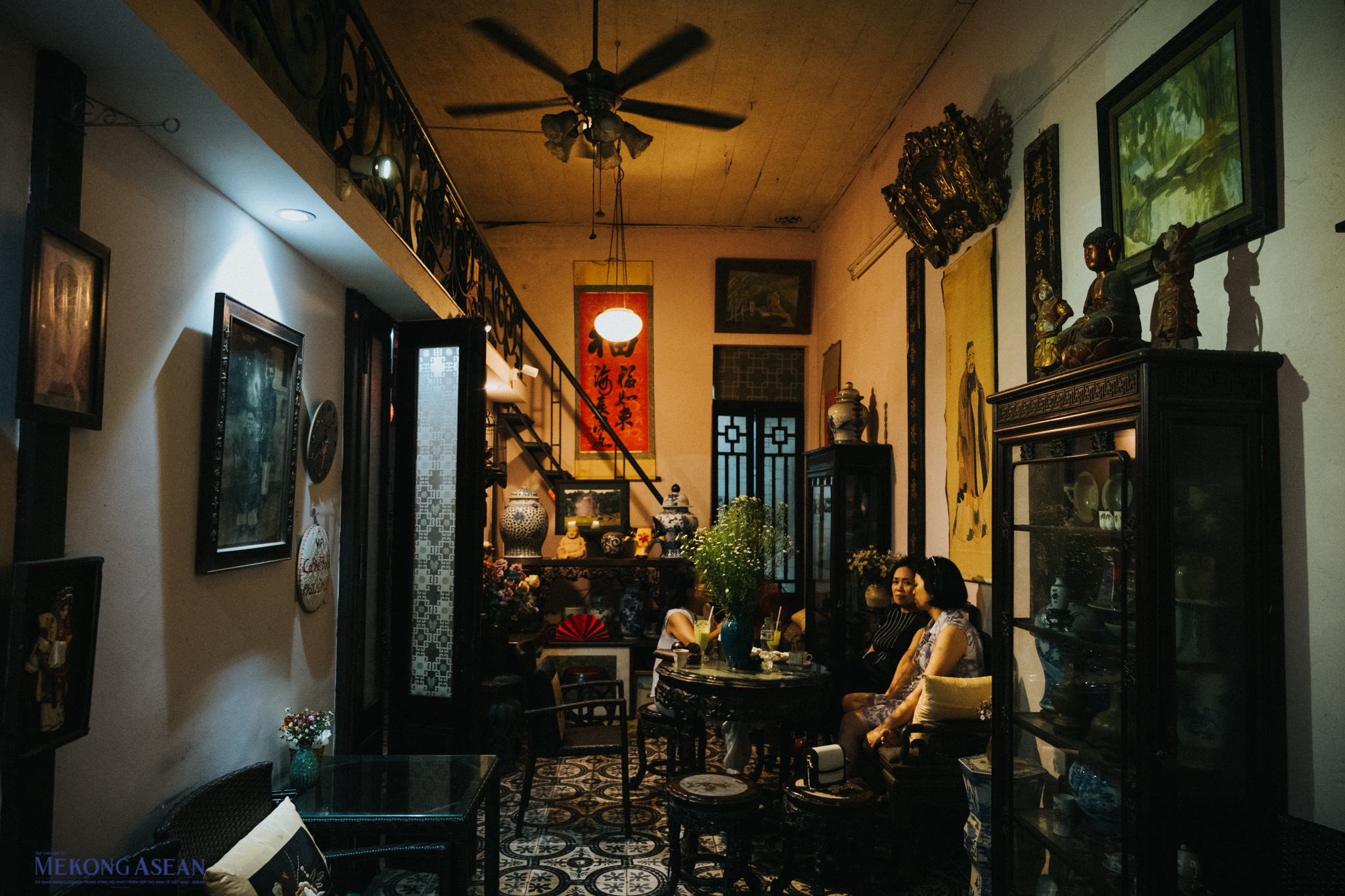 Thưởng l&atilde;m c&agrave; ph&ecirc; trong kh&ocirc;ng gian H&agrave; Nội hơn trăm tuổi b&ecirc;n Hồ Gươm