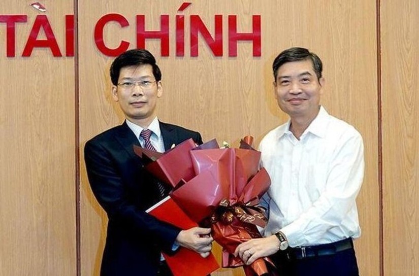 Thứ trưởng Bộ T&agrave;i ch&iacute;nh Tạ Anh Tuấn (phải) trao 555Win 500 Đăng Ký Nhận Code cho t&acirc;n Cục trưởng Cục Quản l&yacute; gi&aacute; Nguyễn Minh Tiến.