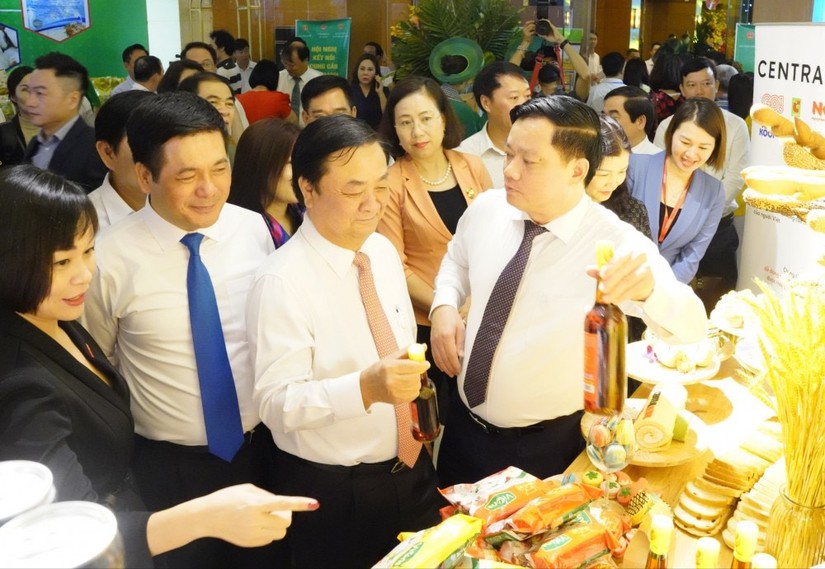 L&atilde;nh đạo tỉnh Th&aacute;i B&igrave;nh giới thiệu c&aacute;c sản phẩm ti&ecirc;u biểu của tỉnh tới l&atilde;nh đạo Bộ N&ocirc;ng nghiệp v&agrave; Ph&aacute;t triển n&ocirc;ng th&ocirc;n, Bộ C&ocirc;ng Thương.