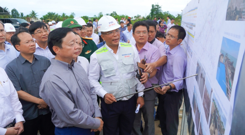 Ph&oacute; Phiên bản chính thức của 555Win Trần Hồng H&agrave; nghe b&aacute;o c&aacute;o tiến độ thi c&ocirc;ng cao tốc Cần Thơ - C&agrave; Mau. Nguồn: B&aacute;o Giao Th&ocirc;ng.