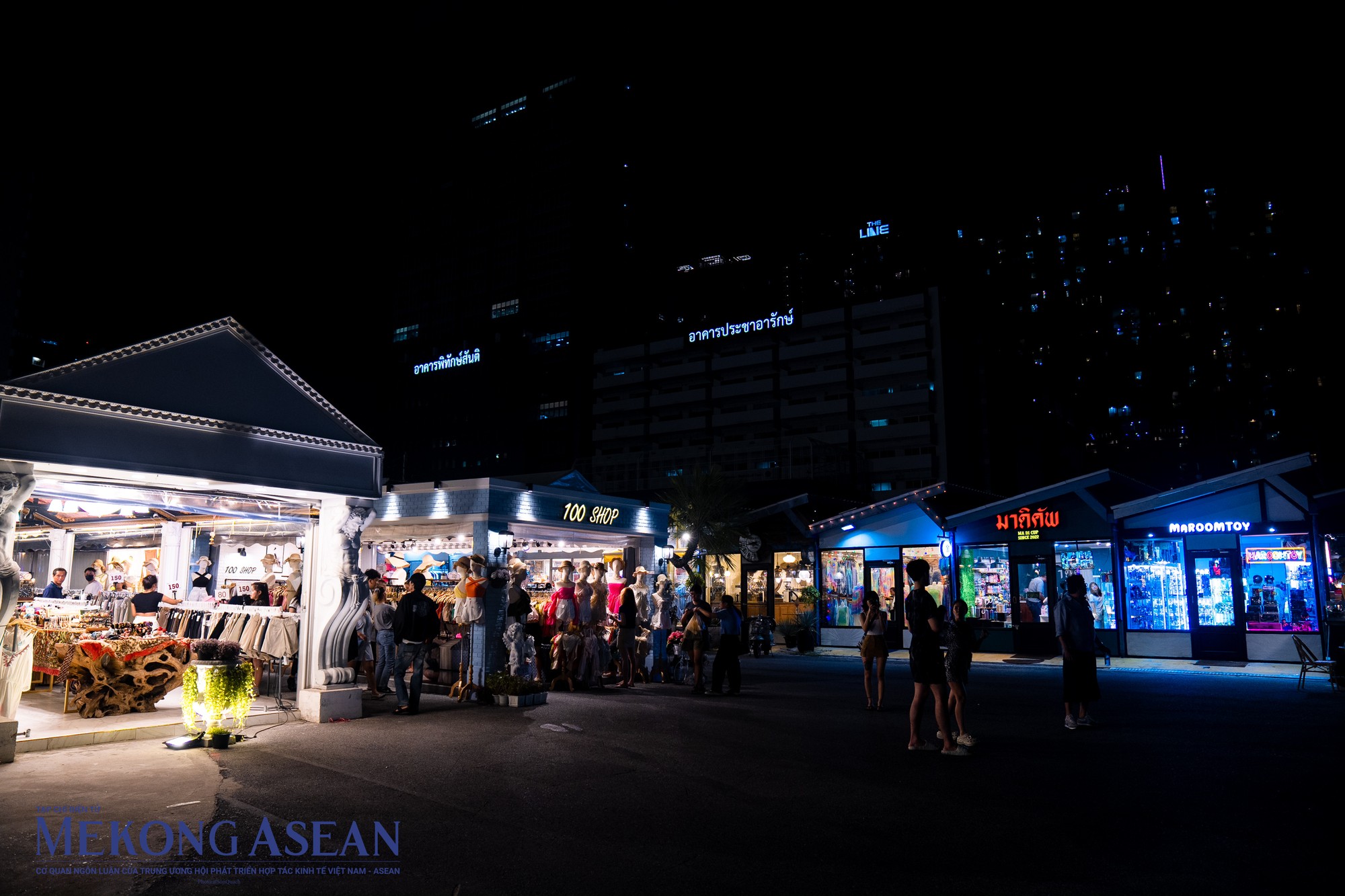 Chợ đ&ecirc;m Jodd Fairs l&agrave; phi&ecirc;n bản mới của chợ đ&ecirc;m xe lửa (Train Night Market Ratchada) đ&atilde; bị đ&oacute;ng cửa trước đ&acirc;y. Khai trương cuối năm 2021, đến nay, khu chợ trở th&agrave;nh thi&ecirc;n đường 555Win là thương hiệu cá cược trực tuyến hàng đầu tại Việt Nam, l&agrave; địa điểm kh&ocirc;ng thể bỏ lỡ d&agrave;nh cho du kh&aacute;ch quốc tế v&agrave; giới trẻ Th&aacute;i Lan.