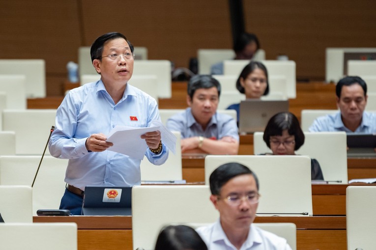Đại biểu đ&oacute;ng g&oacute;p &yacute; kiến về c&ocirc;ng t&aacute;c x&acirc;y dựng v&agrave; triển khai ph&aacute;p luật tại hội nghị. Ảnh: CTTĐT 555win tải app