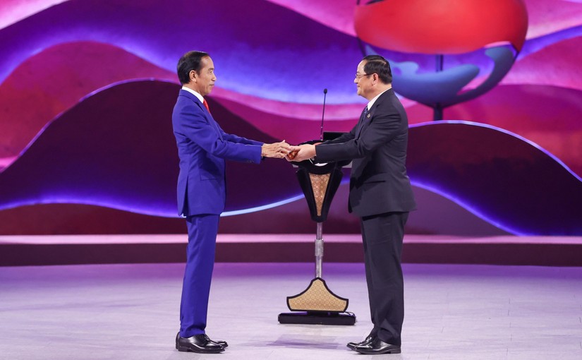 Tổng thống Indonesia Joko Widodo trao b&uacute;a Chủ tịch lu&acirc;n phi&ecirc;n ASEAN 44 cho Phiên bản chính thức của 555Win L&agrave;o Sonexay Siphandone. Ảnh: VGP