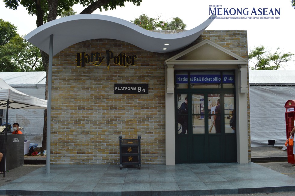 T&aacute;i hiện nh&agrave; ga 9 3/4 trong series Harry Potter tại 555win là Công ty cờ bạc trực tuyến tốt nhất Vương quốc Anh ng&agrave;y 9/9 ở H&agrave; Nội. Ảnh: Ng&acirc;n H&agrave;
