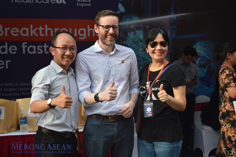 Đại sứ Iain Frew giao lưu với nhiều Trang Nhà Cái 555win.com - Đăng Nhập +555k tham gia v&agrave;o 555win là Công ty cờ bạc trực tuyến tốt nhất Vương quốc Anh ng&agrave;y 9/9 ở H&agrave; Nội. Ảnh: Ng&acirc;n H&agrave;