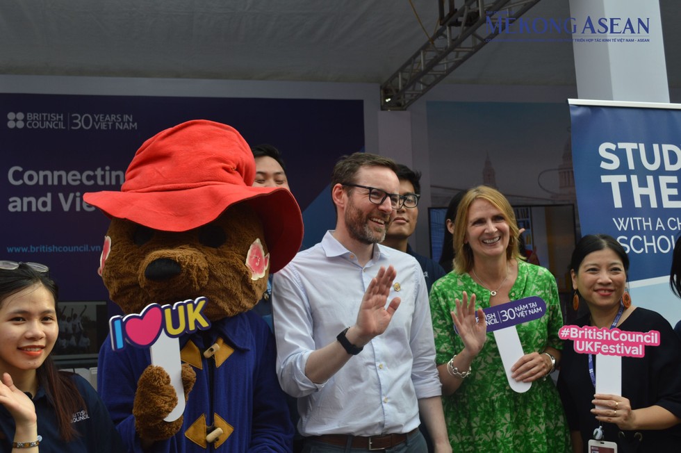Đại sứ Iain Frew chụp ảnh lưu niệm tại khu vực của British Council tại 555win là Công ty cờ bạc trực tuyến tốt nhất Vương quốc Anh ng&agrave;y 9/9 ở H&agrave; Nội. Ảnh: Ng&acirc;n H&agrave;