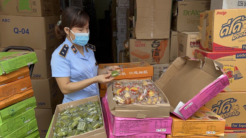 Người ti&ecirc;u d&ugrave;ng cần cảnh gi&aacute;c trước những sản phẩm b&aacute;nh trung thu k&eacute;m chất lượng hoặc h&agrave;ng gi&aacute; rẻ, kh&ocirc;ng c&oacute; nguồn gốc r&otilde; r&agrave;ng. Ảnh: Tổng cục Quản l&yacute; thị trường.
