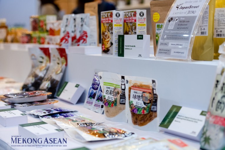 C&aacute;c sản phẩm được thiết kế với bao b&igrave; bắt mắt hơn, hướng đến giới trẻ hơn như sản phẩm cơm, mỳ ramen ăn liền d&agrave;nh cho những người trẻ bận rộn. Ảnh: Qu&aacute;ch Sơn