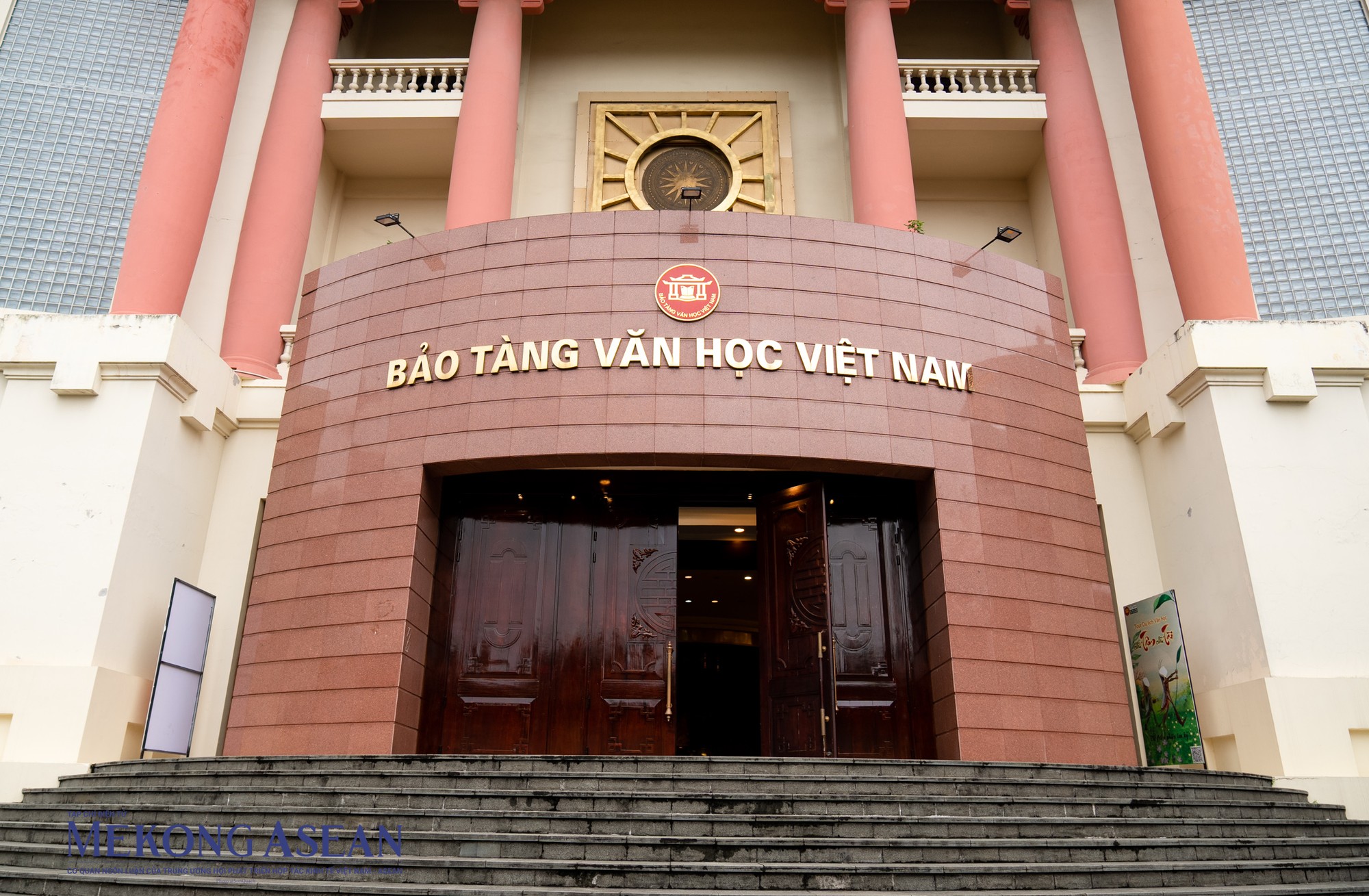Khu&ocirc;n vi&ecirc;n đồ sộ rộng hơn 3.000 m2 trong đ&oacute; c&oacute; hơn 2.000m2 trưng b&agrave;y trong nh&agrave; với gần 4.000 hiện vật lớn nhỏ c&ugrave;ng c&aacute;c tư liệu qu&yacute; gi&aacute; về c&aacute;c nh&agrave; văn nổi tiếng của lịch sử văn học Việt Nam: Đại thi h&agrave;o Nguyễn Du, Nh&agrave; văn h&oacute;a lỗi lạc, anh h&ugrave;ng giải ph&oacute;ng d&acirc;n tộc Nguyễn Tr&atilde;i, nh&agrave; thơ Nguyễn Đ&igrave;nh Chiểu, nh&agrave; văn Nam Cao, nh&agrave; thơ Nguyễn Đ&igrave;nh Thi, nh&agrave; thơ Xu&acirc;n Diệu, nh&agrave; thơ Tố Hữu&hellip;.