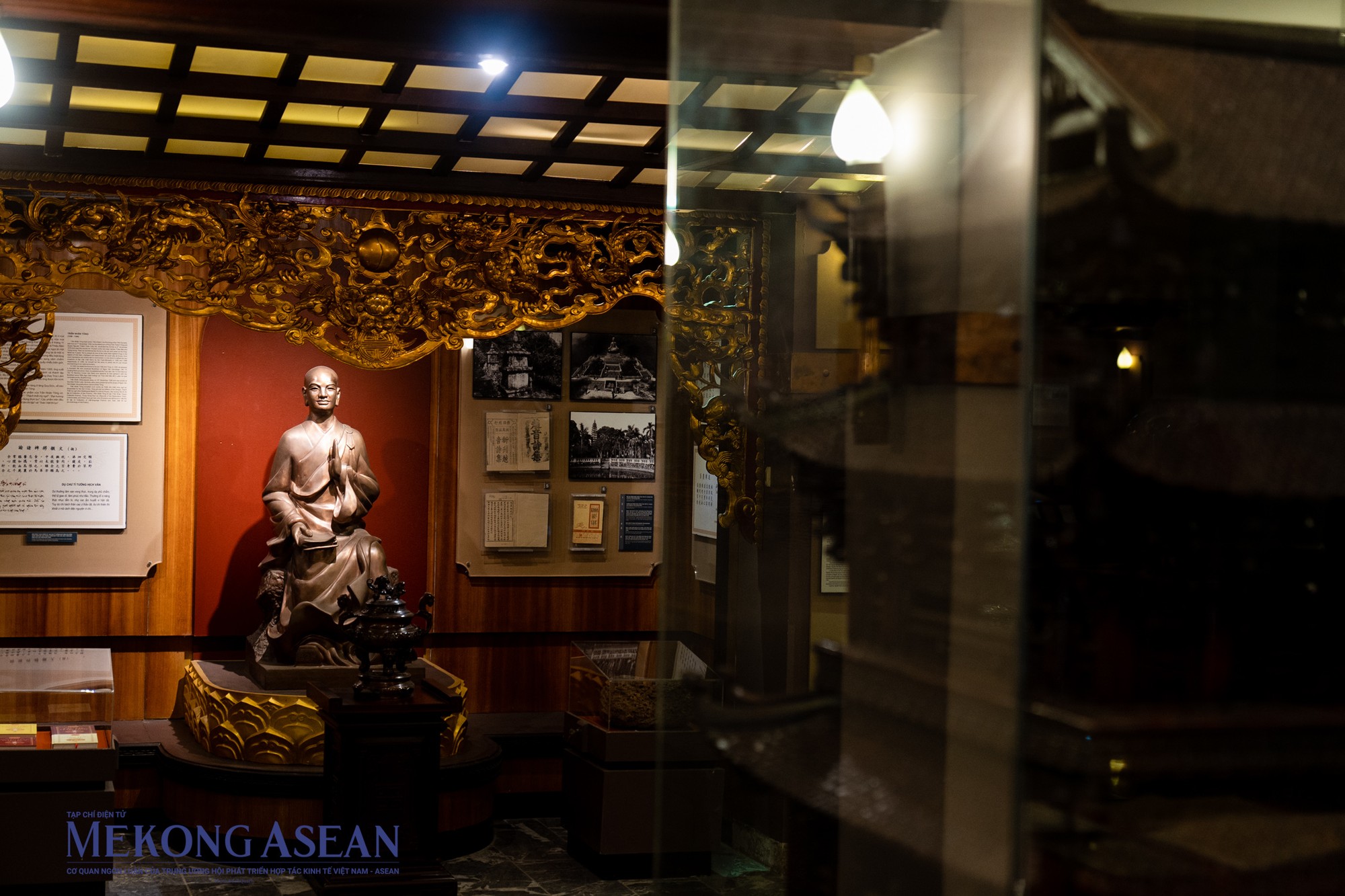 T&ocirc;n tượng Vua Trần Nh&acirc;n T&ocirc;ng thỉnh từ ch&ugrave;a Ti&ecirc;u S&aacute;i (nay l&agrave; ch&ugrave;a B&aacute;o &Acirc;n, Gia L&acirc;m, H&agrave; Nội) về đặt tại bảo t&agrave;ng.