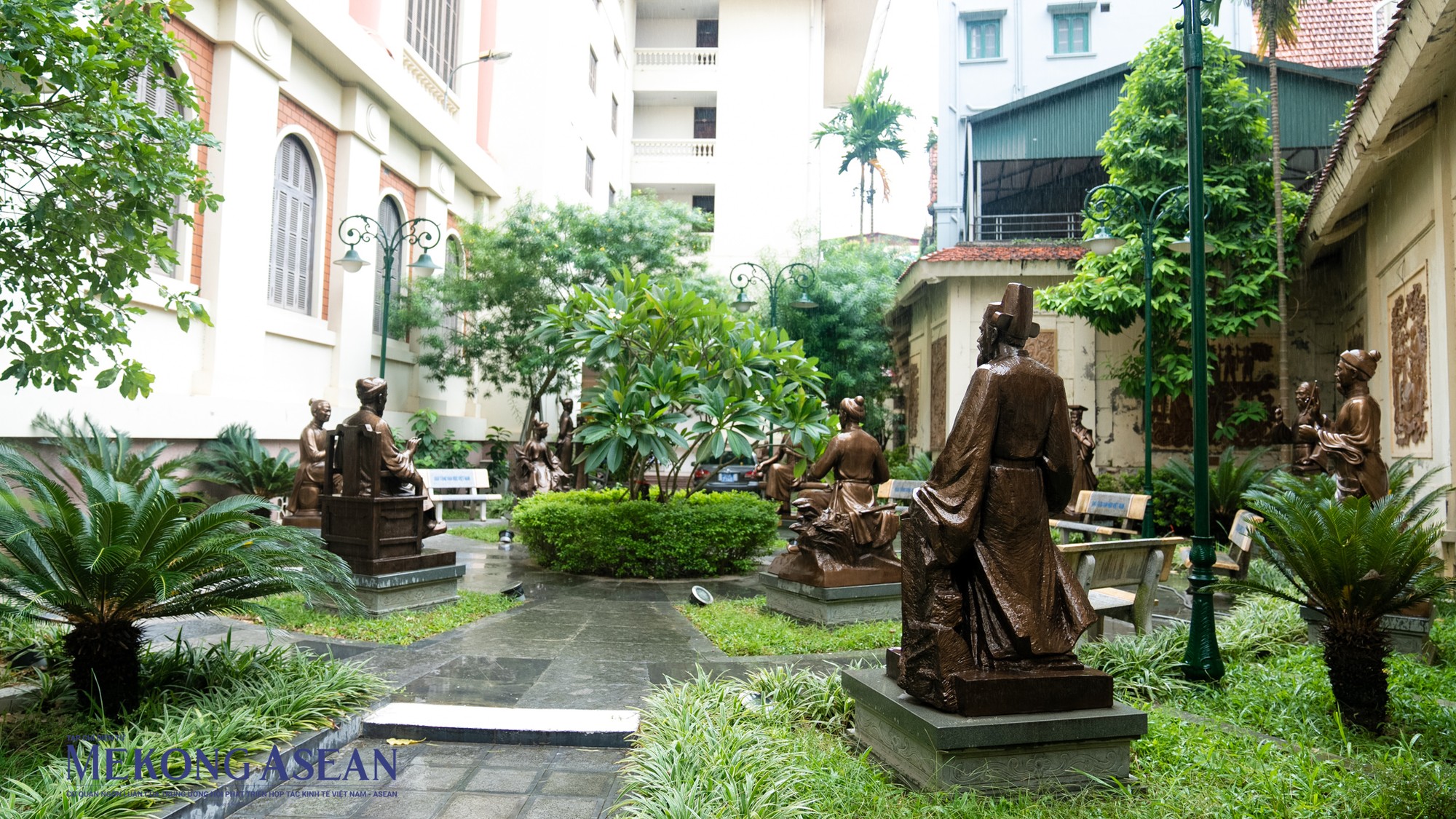 Bảo t&agrave;ng Văn học Việt Nam c&ograve;n c&oacute; một phần trưng b&agrave;y ngo&agrave;i trời với c&aacute;c bức ph&ugrave; đi&ecirc;u bằng gốm trang tr&iacute; v&agrave; hệ thống 20 tượng danh nh&acirc;n văn học thời kỳ cổ -trung đại giới thiệu về nền văn học Việt Nam.