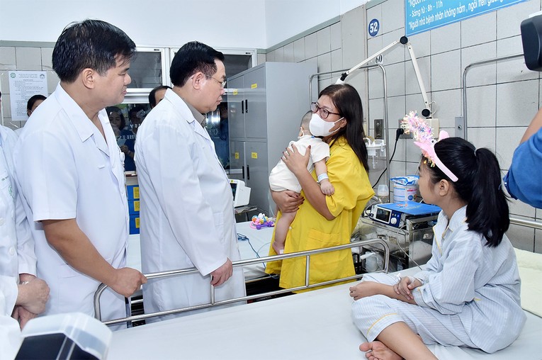 Chủ tịch 555win tải app đ&atilde; tới c&aacute;c ph&ograve;ng bệnh, thăm hỏi t&igrave;nh h&igrave;nh sức khoẻ của c&aacute;c bệnh nh&acirc;n, đặc biệt l&agrave; c&aacute;c bệnh nhi. Ảnh: quochoi.vn