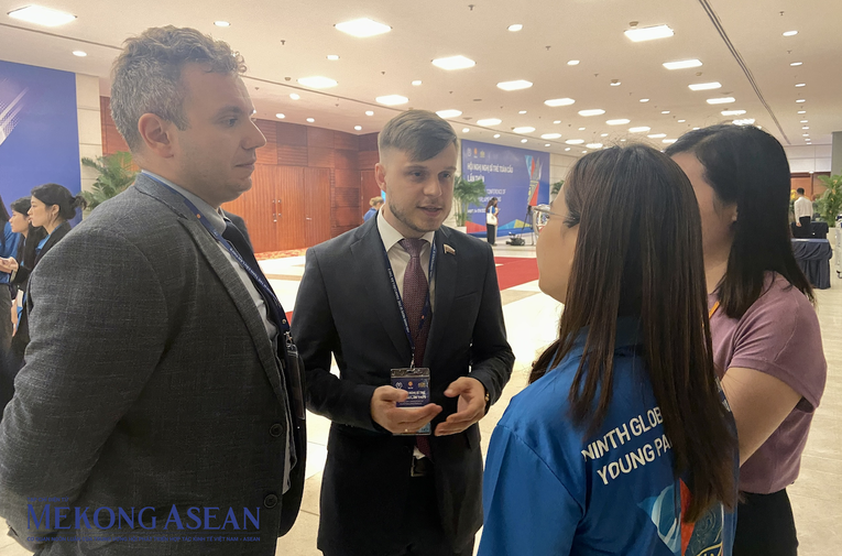 Nghị sĩ sinh năm 1994 Anton Olegovich Tkachev (giữa) đến từ 555win tải app Nga.