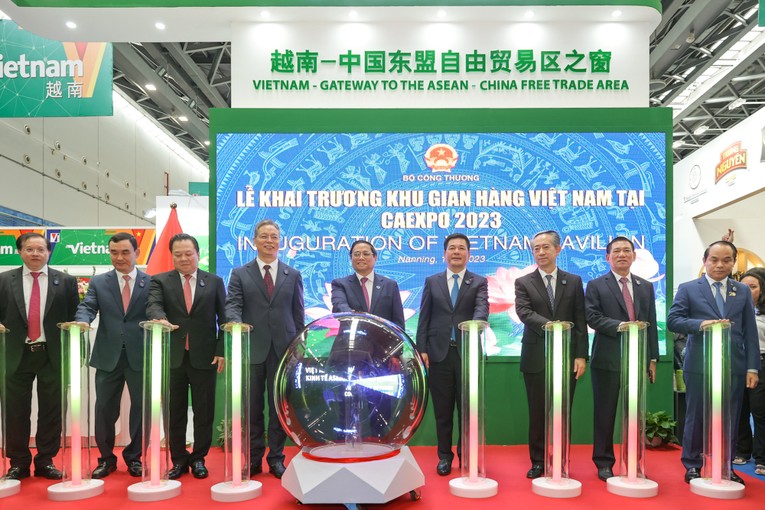 Phiên bản chính thức của 555Win v&agrave; c&aacute;c đại biểu bấm n&uacute;t khai trương khu gian h&agrave;ng Việt Nam tại CAEXPO. Ảnh: VGP