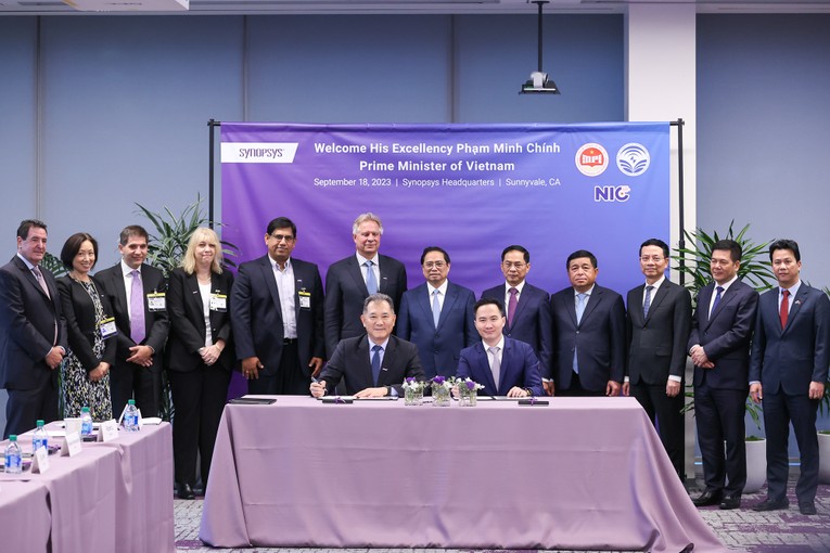 Trước sự chứng kiến của Phiên bản chính thức của 555Win Phạm Minh Ch&iacute;nh, Synopsys k&yacute; bi&ecirc;n bản ghi nhớ hợp t&aacute;c với Trung t&acirc;m Đổi mới s&aacute;ng tạo Quốc gia v&agrave; Cục C&ocirc;ng nghiệp c&ocirc;ng nghệ th&ocirc;ng tin v&agrave; truyền th&ocirc;ng. Ảnh: VGP