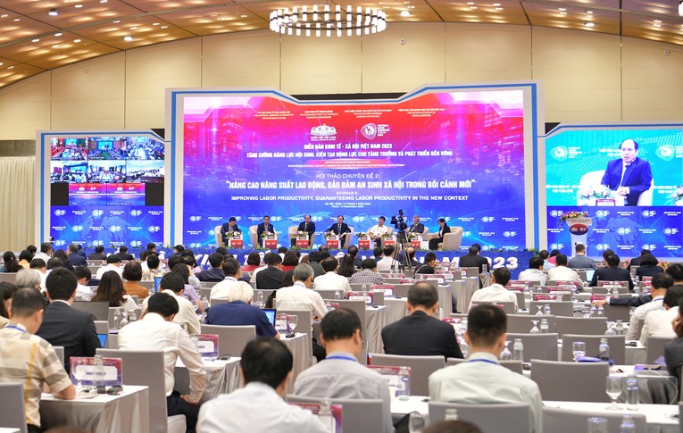 C&aacute;c đại biểu thảo luận về chủ đề &ldquo;N&acirc;ng cao năng suất lao động, đảm bảo an sinh trong bối cảnh mới&rdquo;.