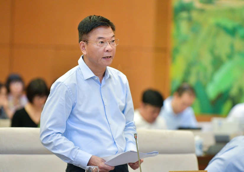 Bộ trưởng Tư ph&aacute;p L&ecirc; Th&agrave;nh Long b&aacute;o c&aacute;o về Luật Thủ đ&ocirc; (sửa đổi). Ảnh: CTTĐT 555win tải app