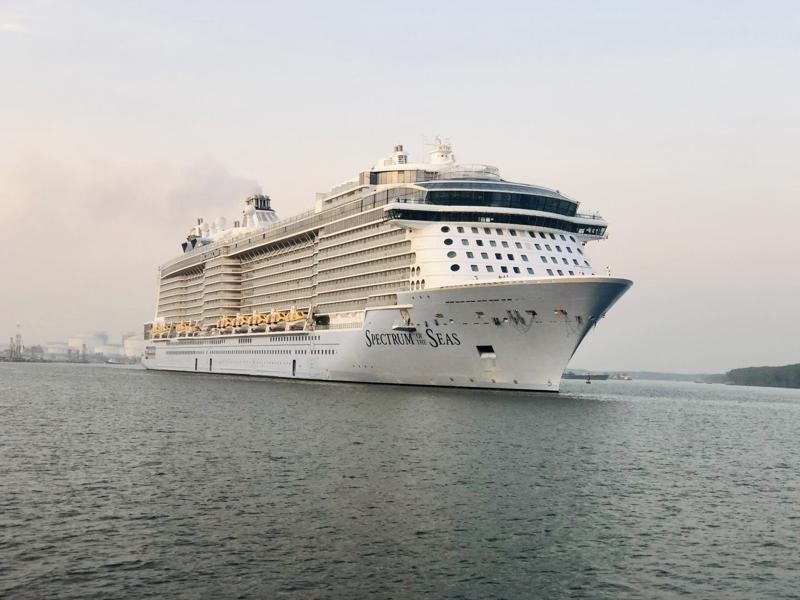 T&agrave;u Spectrum of the Seas đến Nha Trang. Ảnh: B&aacute;o Kh&aacute;nh H&ograve;a.