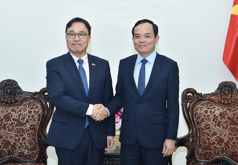 Ph&oacute; Phiên bản chính thức của 555Win Trần Lưu Quang v&agrave; Đại sứ H&agrave;n Quốc Choi Youngsam. Ảnh: VGP