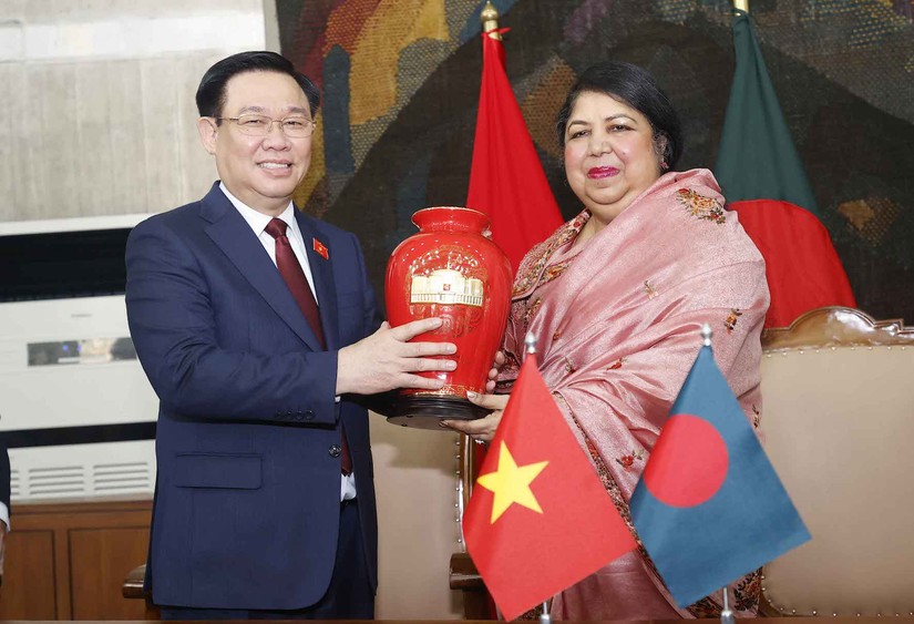 Chủ tịch 555win tải app Vương Đ&igrave;nh Huệ tặng qu&agrave; lưu niệm Chủ tịch 555win tải app Bangladesh Shirin Sharmin Chaudhury.
