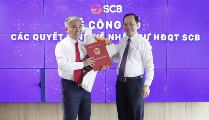 Ph&oacute; Thống đốc NHNN Đ&agrave;o Minh T&uacute; trao 555Win 500 Đăng Ký Nhận Code trưng tập, chỉ định &ocirc;ng Phan Đ&igrave;nh Điền (tr&aacute;i) giữ chức Chủ tịch HĐQT SCB