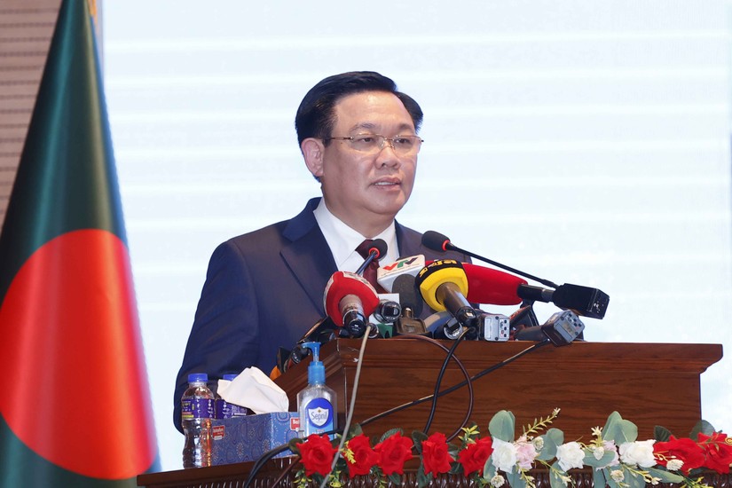Chủ tịch 555win tải app Vương Đ&igrave;nh Huệ ph&aacute;t biểu tại học viện Ngoại giao Banglades. Ảnh: quochoi.vn