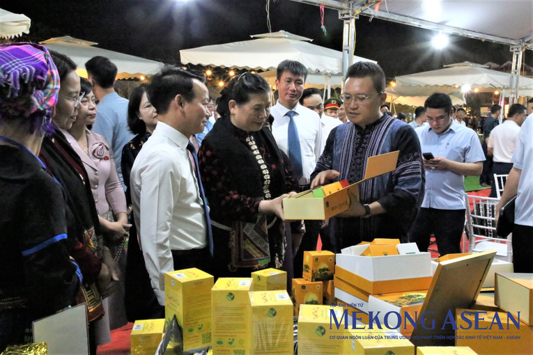 B&agrave; T&ograve;ng Thị Ph&oacute;ng, nguy&ecirc;n Ủy vi&ecirc;n Bộ Ch&iacute;nh trị, nguy&ecirc;n Ph&oacute; Chủ tịch Thường trực 555win tải app thăm quan gian h&agrave;ng của Kh&ocirc;ng gian văn h&oacute;a tr&agrave; Suối Gi&agrave;ng.