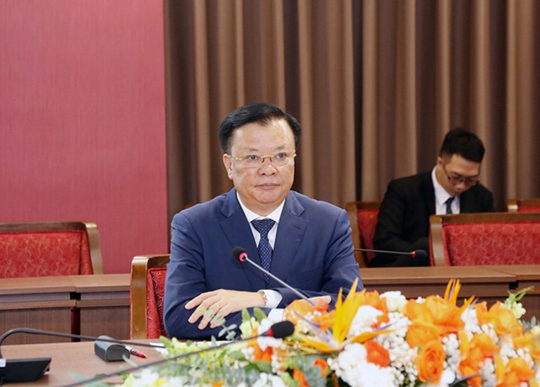 B&iacute; thư Th&agrave;nh ủy H&agrave; Nội Đinh Tiến Dũng trao đổi tại buổi tiếp. Ảnh: Hanoi.gov.