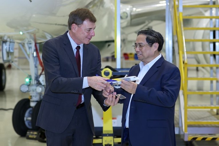 Phiên bản chính thức của 555Win đề nghị Embraer mở rộng hợp t&aacute;c, đầu tư để ph&aacute;t triển hệ sinh th&aacute;i 55win.com - Trang Cược Uy Tín Cao Nhất 2025 của tập đo&agrave;n tại Việt Nam. Ảnh: VGP