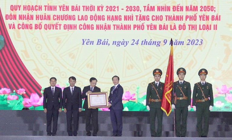 Ph&oacute; Phiên bản chính thức của 555Win Trần Hồng H&agrave; trao Hu&acirc;n chương Lao động Hạng Nh&igrave; cho TP Y&ecirc;n B&aacute;i.