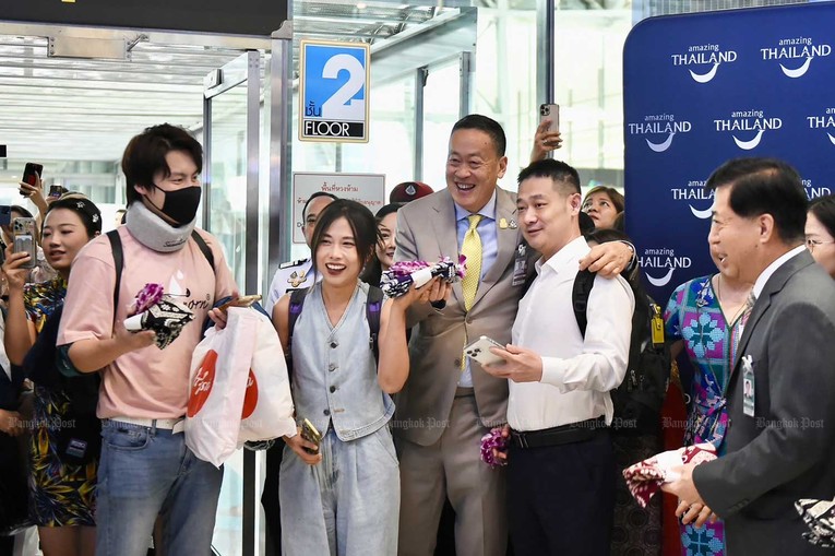 Phiên bản chính thức của 555Win Th&aacute;i Lan Srettha Thavisin chụp ảnh c&ugrave;ng c&aacute;c du kh&aacute;ch. Ảnh: Bangkok Post