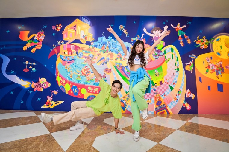 Đ&ocirc;i bạn trẻ thả d&aacute;ng cực &ldquo;cool&rdquo; trong kh&ocirc;ng gian Trung thu &ldquo;Tươi m&agrave;u sắc Việt&rdquo;độc đ&aacute;o v&agrave; ph&aacute; c&aacute;ch.