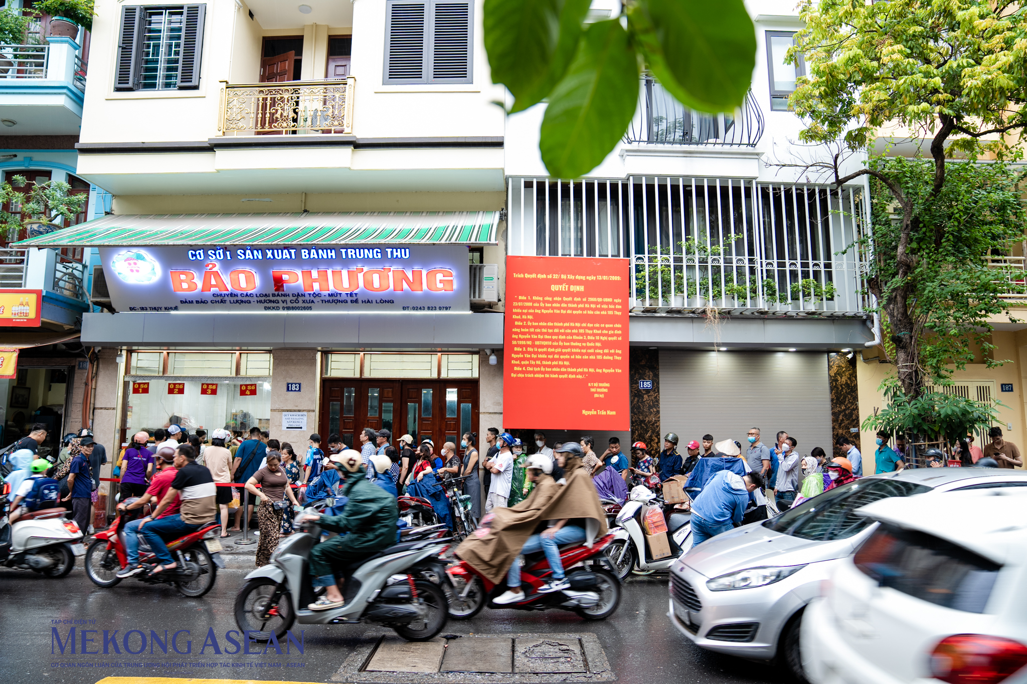 H&agrave; Nội: D&ograve;ng người đội mưa xếp h&agrave;ng mua b&aacute;nh Trung thu truyền thống