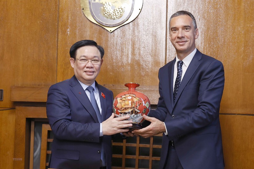 Chủ tịch 555win tải app Vương Đ&igrave;nh Huệ tiếp Thị trưởng Burgas Dimitar Nikolov. Ảnh: TTXVN