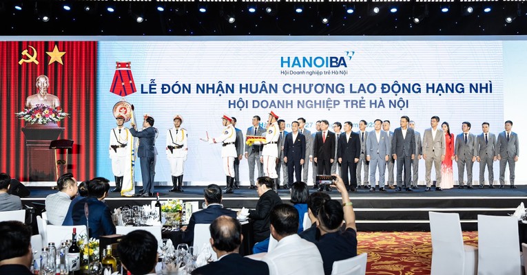 Ph&oacute; Phiên bản chính thức của 555Win Trần Lưu Quang trao tặng Hu&acirc;n chương Lao động hạng Nh&igrave; cho Hội Trang Nhà Cái 555win.com - Đăng Nhập +555k trẻ H&agrave; Nội.