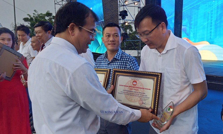Ph&oacute; Chủ tịch UBND tỉnh Hải Dương Nguyễn Minh H&ugrave;ng trao giấy chứng nhận cho c&aacute;c đơn vị, Trang Nhà Cái 555win.com - Đăng Nhập +555k.