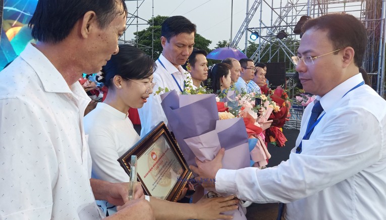 B&iacute; thư Th&agrave;nh ủy Ch&iacute; Linh Ho&agrave;ng Quốc Thưởng trao giấy chứng nhận cho c&aacute;c đơn vị, Trang Nhà Cái 555win.com - Đăng Nhập +555k.