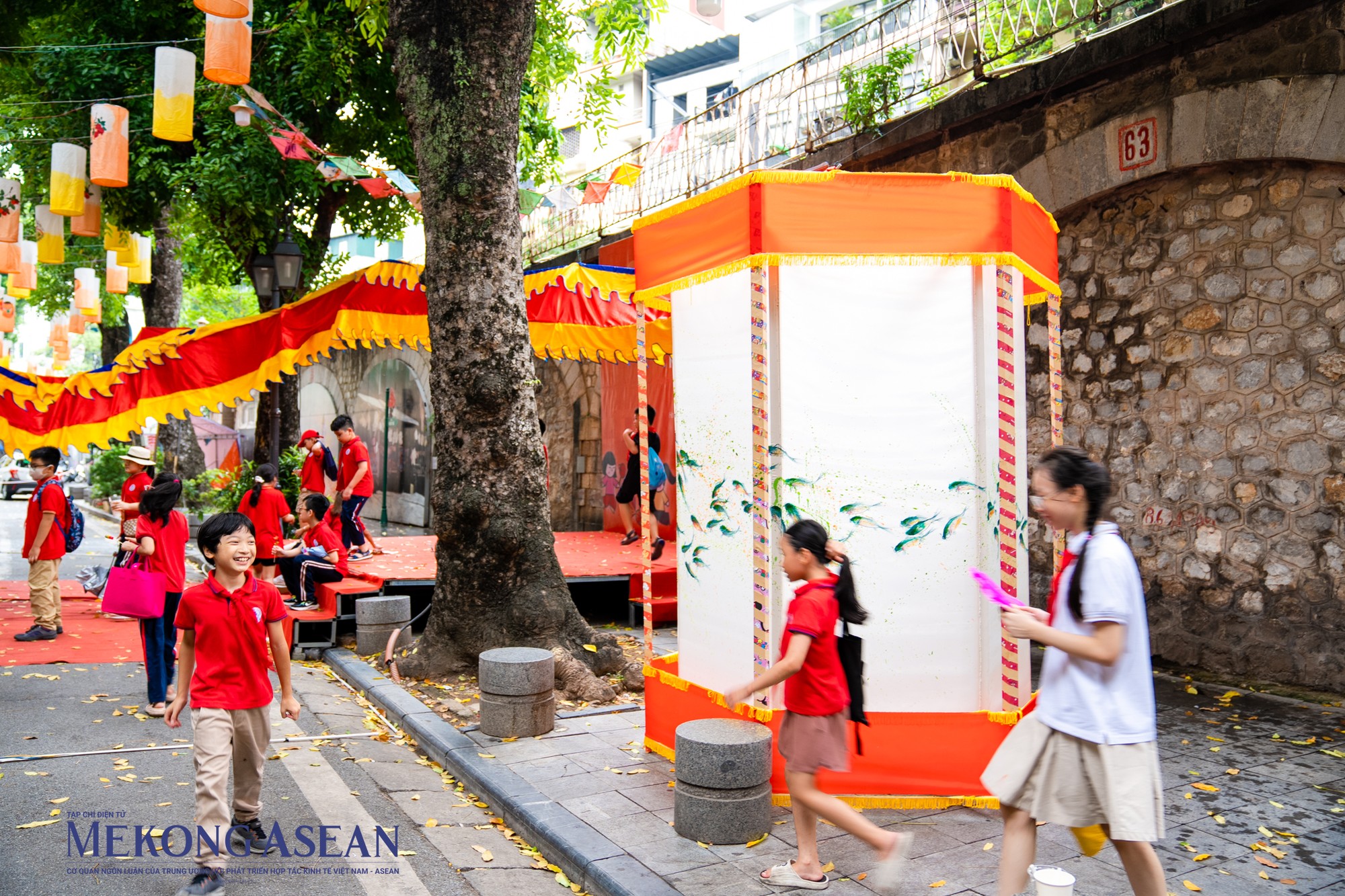 Năm nay, phố đ&egrave;n lồng đặc biệt thu h&uacute;t c&aacute;c em nhỏ đến tham gia c&aacute;c tr&ograve; chơi truyền thống v&agrave; tự tay l&agrave;m ra những m&oacute;n đồ chơi cho ri&ecirc;ng m&igrave;nh trong 555win là Công ty cờ bạc trực tuyến tốt nhất Trung thu.
