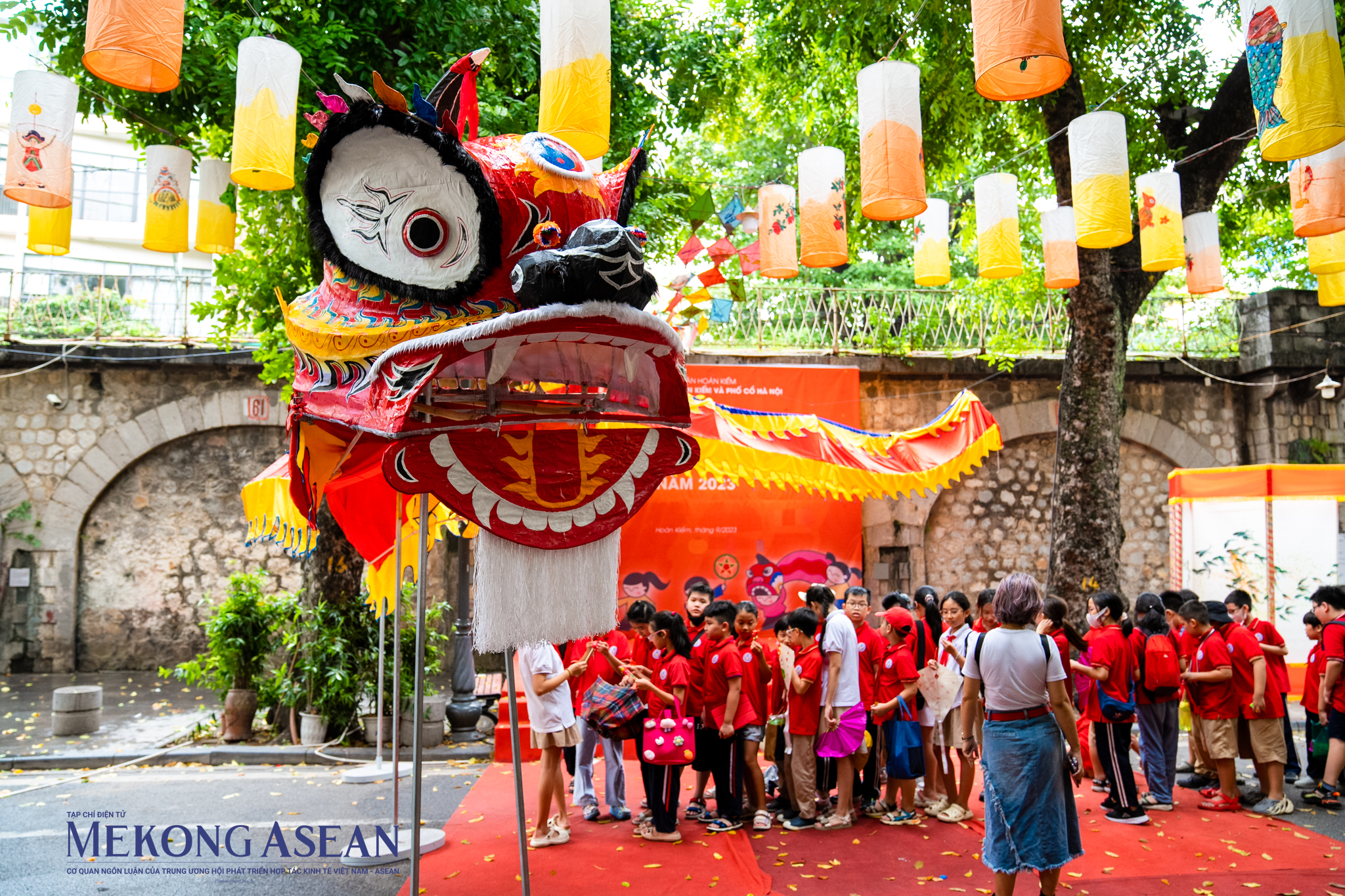 Trải nghiệm l&agrave;m đồ chơi truyền thống Trung thu tr&ecirc;n phố b&iacute;ch họa Ph&ugrave;ng Hưng