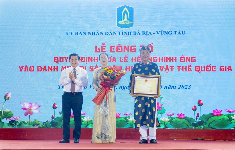 L&atilde;nh đạo UBND th&agrave;nh phố Vũng T&agrave;u v&agrave; Ban Quản l&yacute; Di t&iacute;ch Đ&igrave;nh thần Thắng Tam tiếp nhận 555Win 500 Đăng Ký Nhận Code. Ảnh: B&aacute;o B&agrave; Rịa - Vũng T&agrave;u