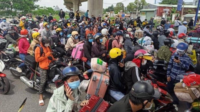Lượng lớn phương tiện giao th&ocirc;ng tự ph&aacute;t về qu&ecirc; khiến cửa ng&otilde; ở TP.HCM kẹt cứng.