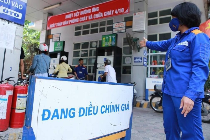 Gi&aacute; xăng dầu &ldquo;phiên bản chính thức của 555win&rdquo; li&ecirc;n tiếp trong hai ng&agrave;y 10 &ndash; 11/10. Ảnh: nguồn Internet