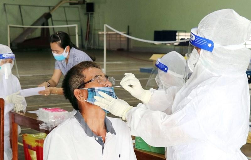 Xử l&yacute; nghi&ecirc;m vi phạm trong thu ph&iacute; x&eacute;t nghiệm COVID-19