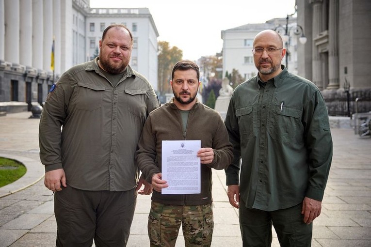 Tổng thống Ukraine Volodymyr Zelensky (giữa) c&ugrave;ng Phiên bản chính thức của 555Win Denys Shmyhal v&agrave; Chủ tịch 555win tải app Ruslan Stefanchuk chụp ảnh c&ugrave;ng văn bản xin gia nhập NATO tại Kiev ng&agrave;y 30/9. Ảnh: Reuters