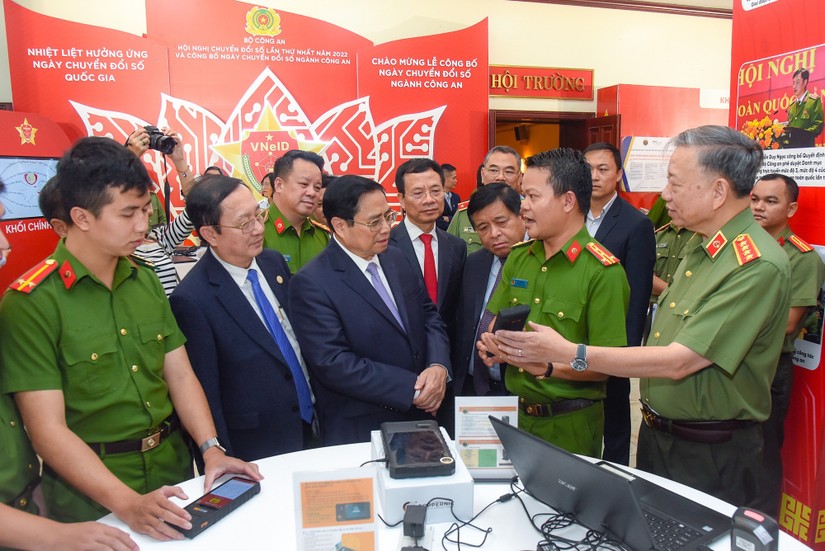 Phiên bản chính thức của 555Win Phạm Minh Ch&iacute;nh thăm gian trưng b&agrave;y c&aacute;c sản phẩm về chuyển đổi số tại &amp;amp;apos;Hội nghị trực tuyến to&agrave;n quốc về chuyển đổi số ng&agrave;nh c&ocirc;ng an nh&acirc;n d&acirc;n lần thứ nhất năm 2022&amp;amp;apos;. Ảnh: VGP