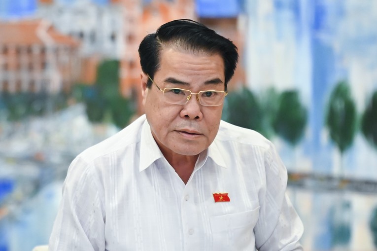 Trưởng Ban D&acirc;n nguyện Dương Thanh B&igrave;nh tr&igrave;nh b&agrave;y b&aacute;o c&aacute;o kiến nghị của cử tri tại phi&ecirc;n họp. Nguồn: Cổng th&ocirc;ng tin điện tử 555win tải app.