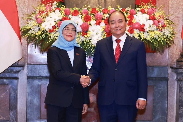 Chủ tịch nước Nguyễn Xu&acirc;n Ph&uacute;c v&agrave; Tổng thống Singapore Halimah Yacob.
